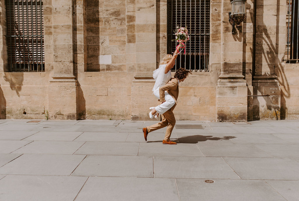 photo de couple, fleurs, costume beige, combinaison, robe de mariée, sortie de cérémonie, cérémonie civile