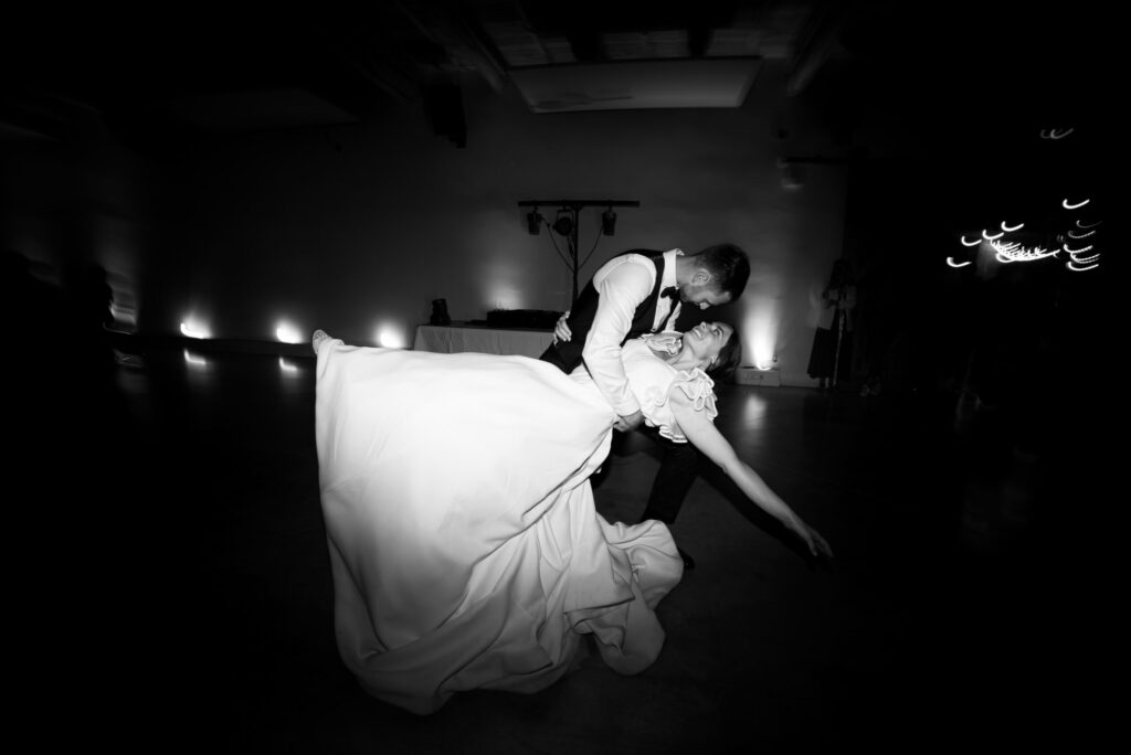 ouverture de bal, mariée basculée, noir et blanc, robe de princesse, première danse, mariés, bisous