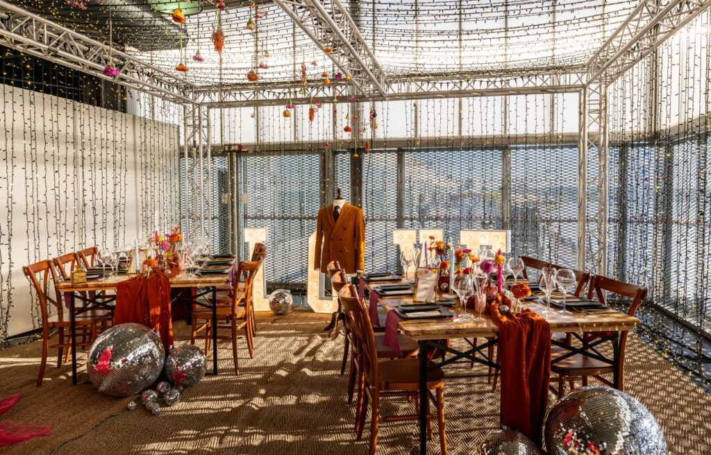 Décoration de table, fleurs, multicolore, table en bois, chaise en bois, banquet, costume de marié, boule à facette, disco, love, lettre lumineuse, fleurs, cube lumineux