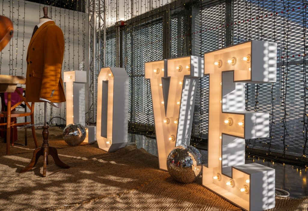 lettre lumineuse, love, boule à facette, costume marié, décoration mariage, réception, love, love lumineux, cube lumineux, multicolore