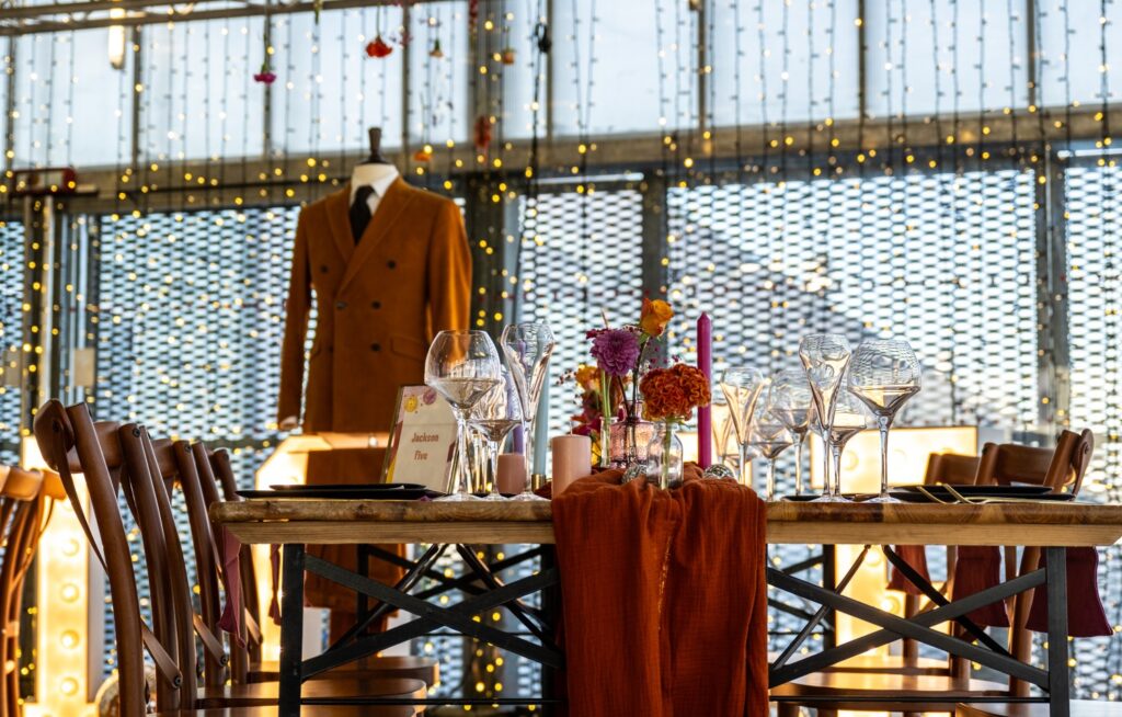 fleurs suspendues, terracotta, table en bois, chaise en bois, chemin de table, fleurs, fleurs multicolores, bougies, costume de marié, costume terracotta, terracotta, art de la table, décoration de table