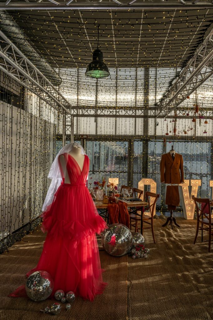 robe de mariée, robe de mariée rose, rose, costume marié, boule à facette, cube lumineux, ciel étoilé, fleurs suspendues, ciel de fleurs, multicolore, table en bois, chaise en bois