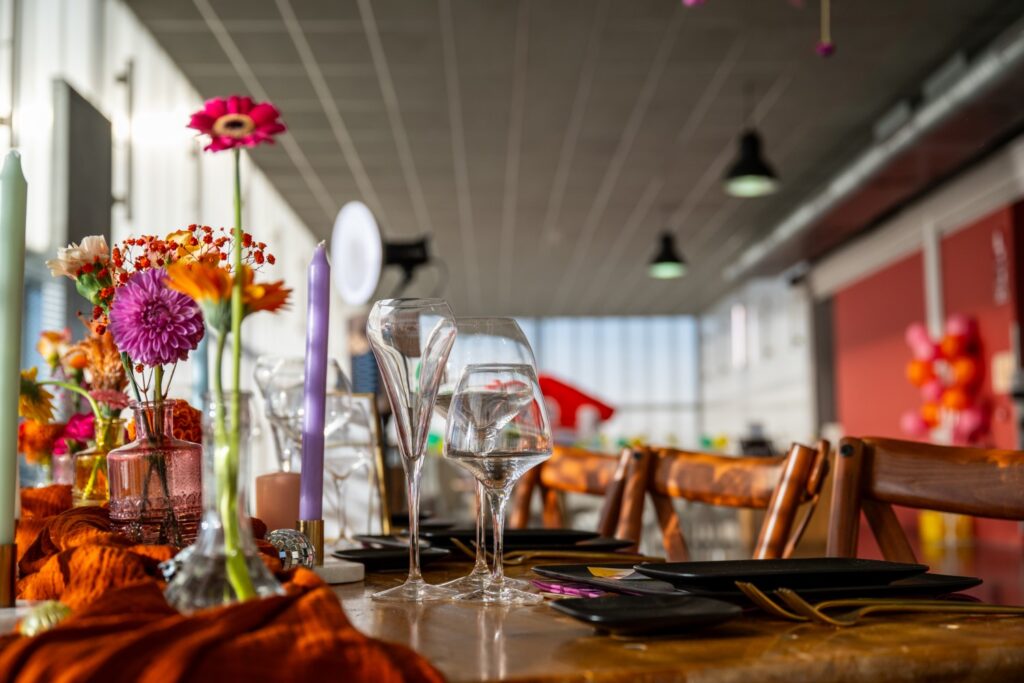 fleurs, multicolores, fleurs multicolores, assiette noire, table en bois, table banquet, box photo, photobooth, soliflore, chemin de table, terracotta
