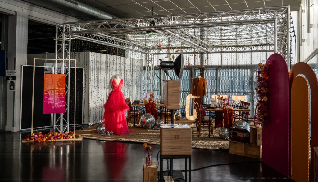 robe de mariée, robe rose, costume de marié, photobooth, box photo, cube lumineu, tabe en bois, chaise en bois , décoration mariage, art de la table mariage,