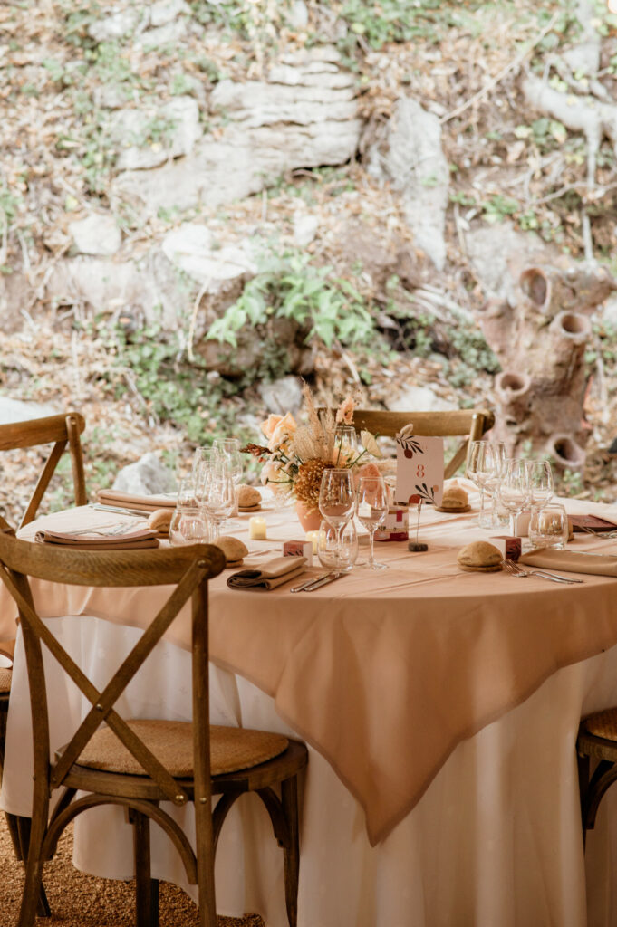 repas de mariage, diner de mariage, mariage, repas assis, table d'invités, table de mariage, decoration de mariage, decoration, fleurs, composition florale