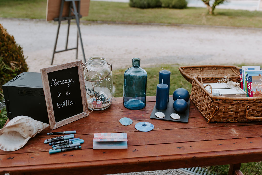 livre d'or, urne, souvenirs, bleu, décoration, décoration mariage, bouteille à la mer, bougies bleues, voyage, livre de voyage