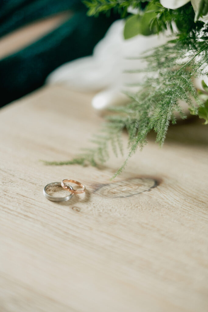 Alliances , fleurs de saison, mariage écoresponsable