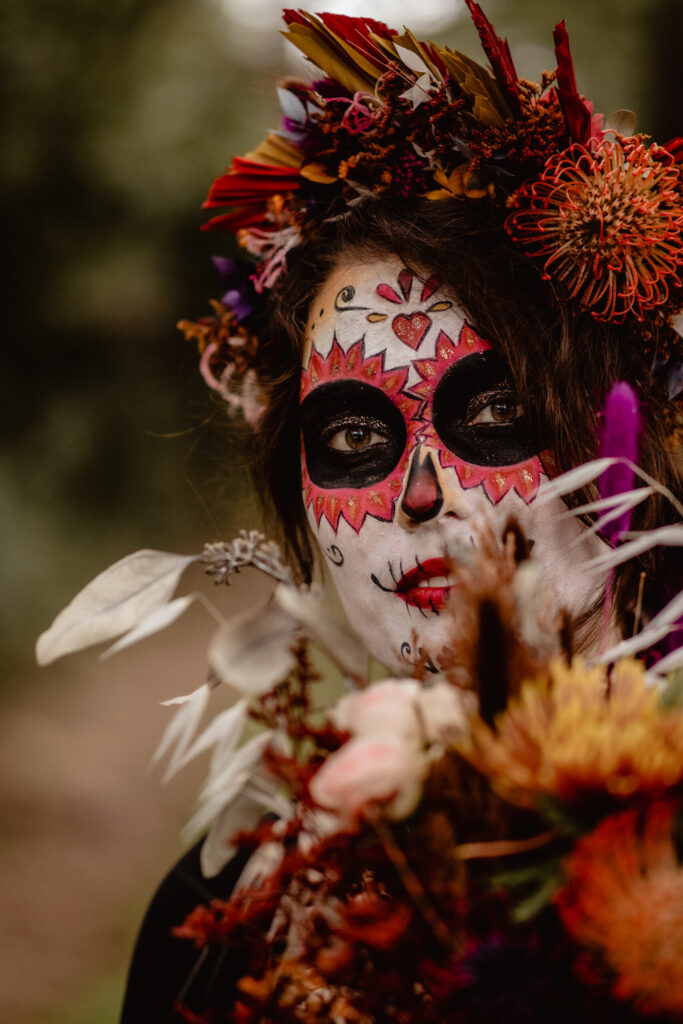 bouquet de mariés, maquillage dia de muertes, couronne de fleurs, mariage a halloween, mariage multiculturels