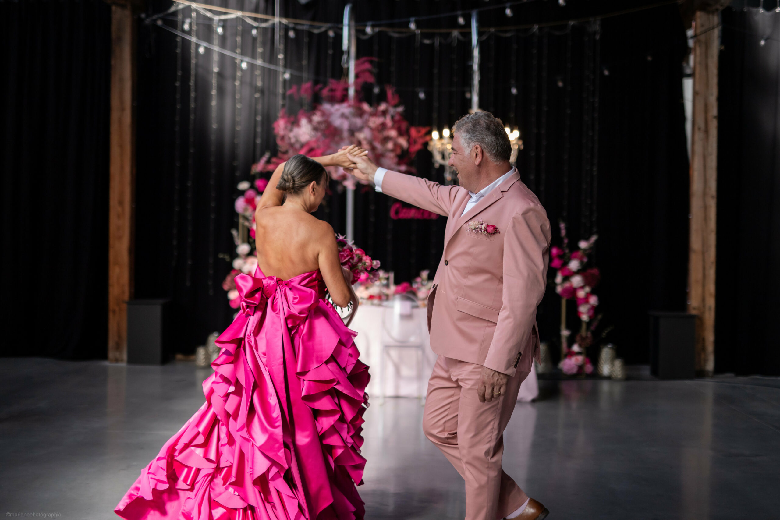 robe, robe rose, shooting mariage, cancer du sein, octobre rose, couple, danse, costume rose, fleurs, décoration florale rose, mariage 100% rose