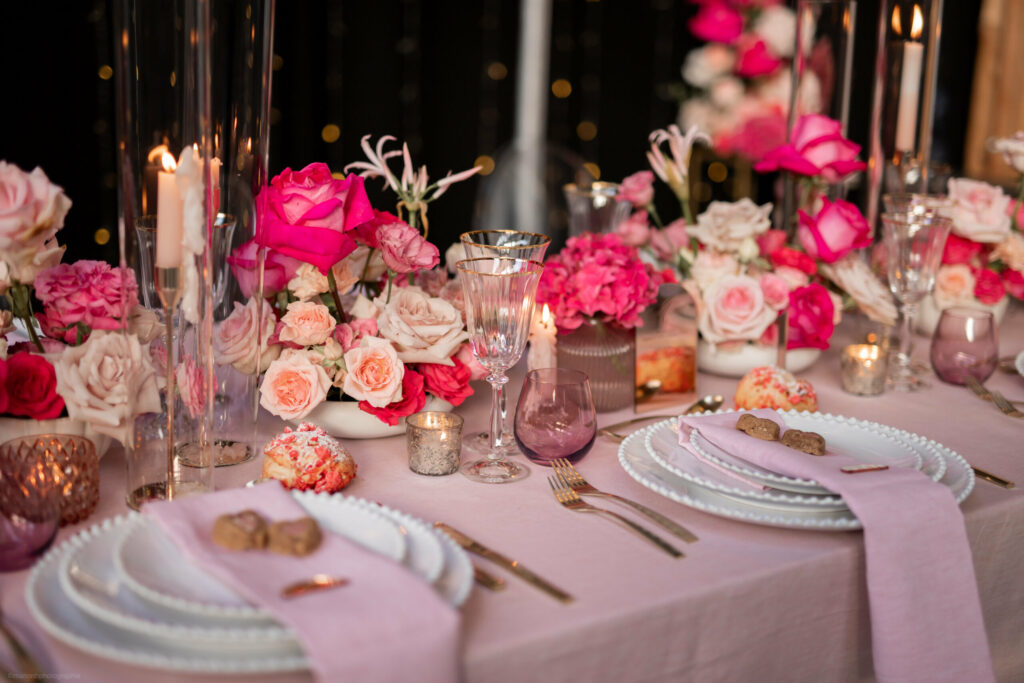 table, table mariage, table rose, fleurs roses, assiettes, couverts, praline rose, wedding table, mariage 100% rose