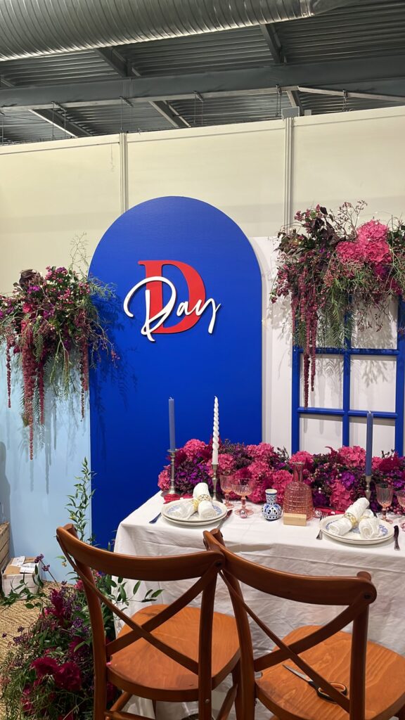 stand salon, mariage grec, thématique mariage, bleu, blanc, rose, fleurs, hortensia, D day, fenetre, back drop, vaisselle vintage, vaisselle bleu et blanche