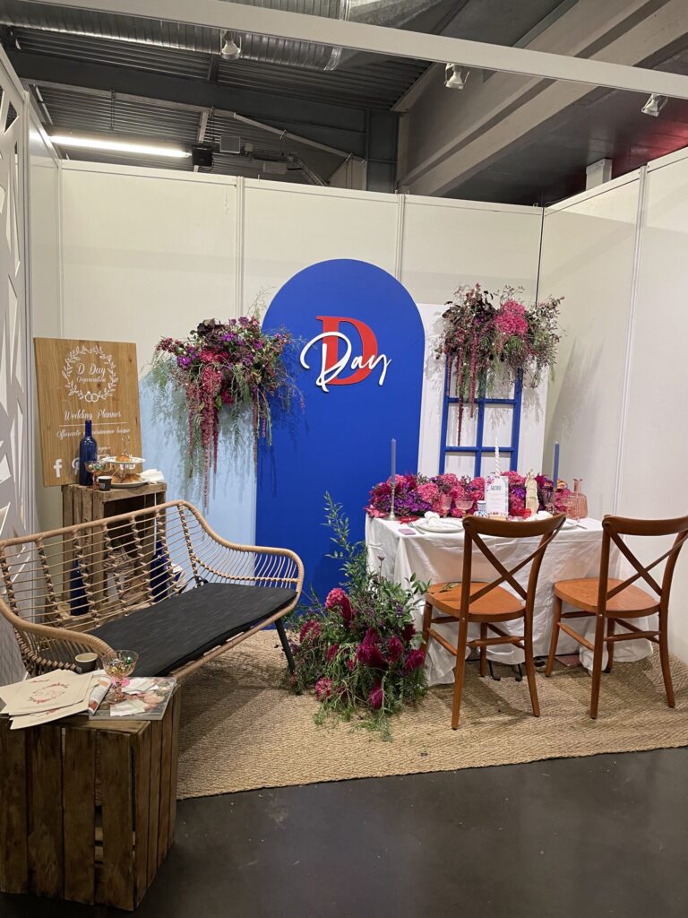 Stand salon, mariage grec, inspiration, fleurs rose, hortensia, hortensia rose, chaise en bois, thématique mariage, décoration, décoration mariage