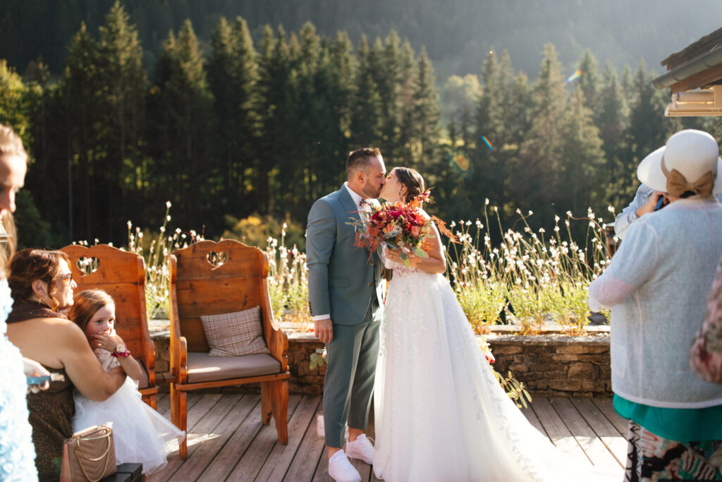 Automne mariage Cérémonie Mariée octobre orange jaune rouge bordeaux vert costume vert marié bisous