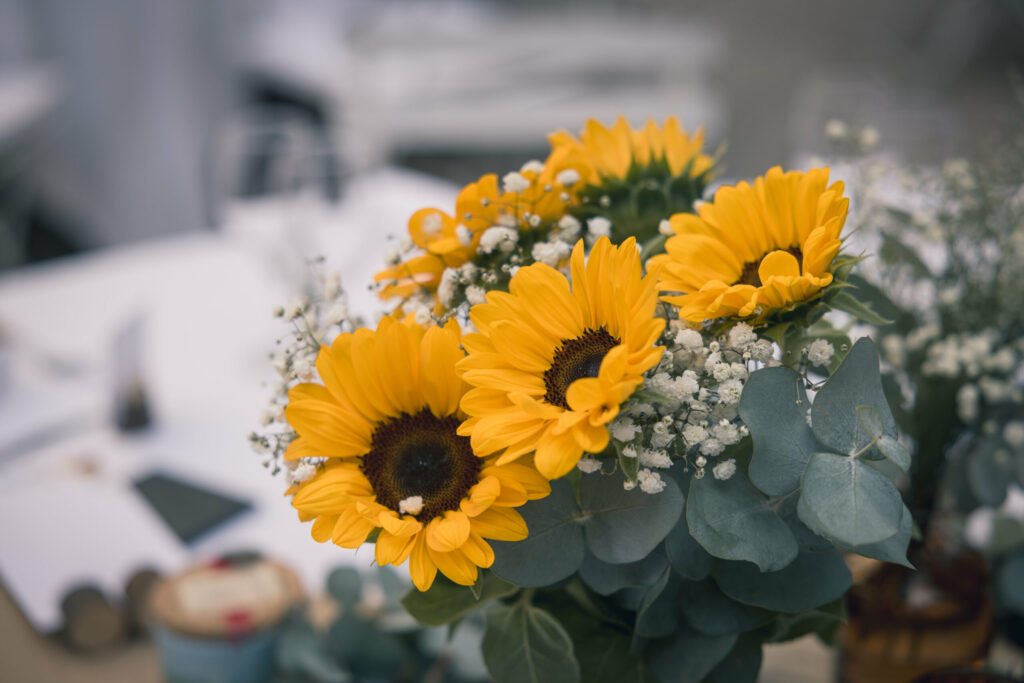 décoration de table, centre de table, tournesols, fleurs, mariage aux milieux des tournesols