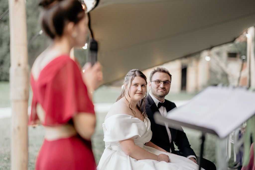 robe blanche, rouge, automne, mariés, cérémonie laïque, discours, mariage