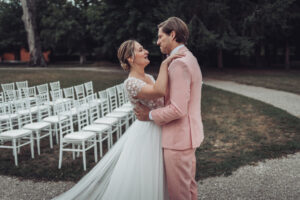 Mariée, découverte, first view, robe de mariée, sur-jupe, robe, robe blanche, costume rose, costume de marié, rose, pink wedding mariage rose
