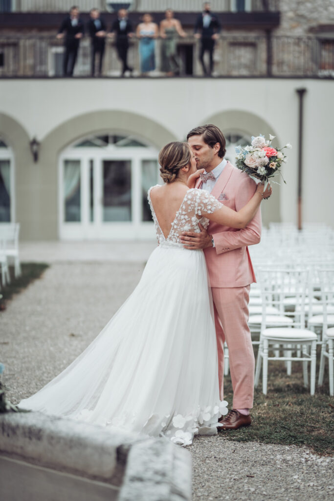 Mariée, découverte, first view, robe de mariée, sur-jupe, robe, robe blanche, costume rose, costume de marié, rose, pink wedding mariage rose, bouquet de mariée, fleurs de mariage, bouquet, bridal bouquet,