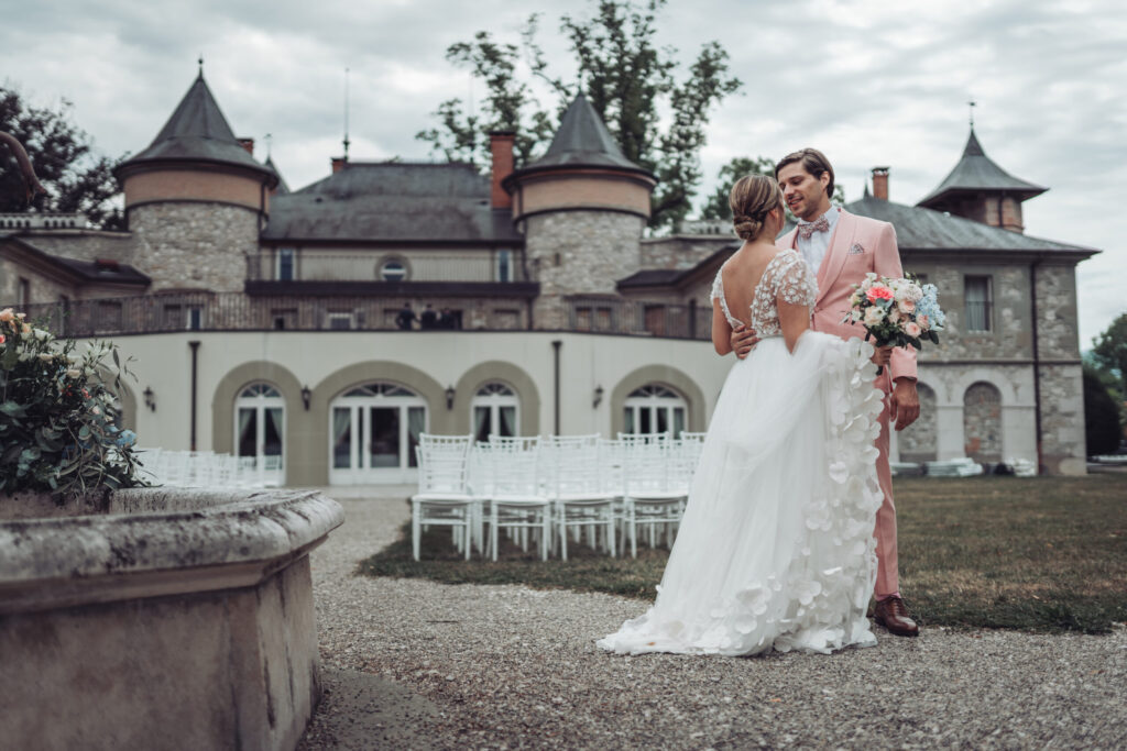 Mariée, découverte, first view, robe de mariée, sur-jupe, robe, robe blanche, costume rose, costume de marié, rose, pink wedding mariage rose, bouquet de mariée, fleurs de mariage, bouquet, bridal bouquet,