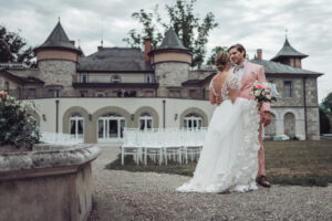 Mariée, découverte, first view, robe de mariée, sur-jupe, robe, robe blanche, costume rose, costume de marié, rose, pink wedding mariage rose, bouquet de mariée, fleurs de mariage, bouquet, bridal bouquet,