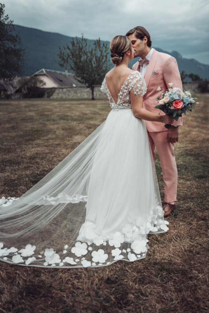 Mariée, découverte, first view, robe de mariée, sur-jupe, robe, robe blanche, costume rose, costume de marié, rose, pink wedding mariage rose, bouquet de mariée, fleurs de mariage, bouquet, bridal bouquet,