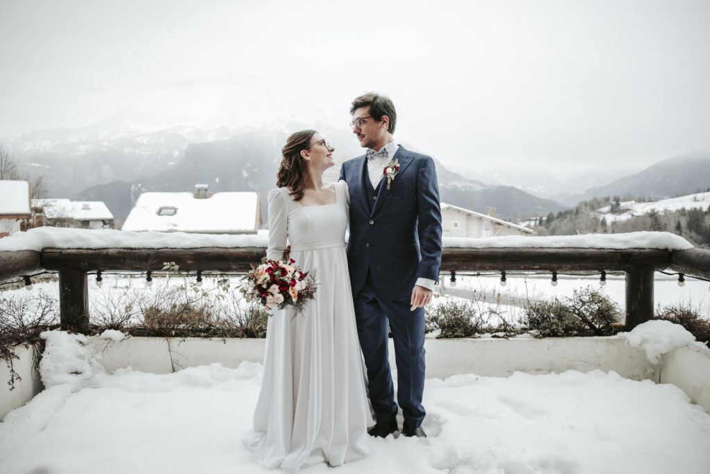 bouquet, fleurs, mariés, neige, montagne, couple, costume, robe blanche