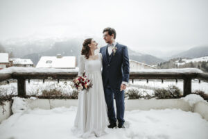 bouquet, fleurs, mariés, neige, montagne, couple, costume, robe blanche