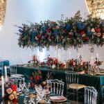 Mariage bleu violet, décoration, salle de réception, nappe verte, mariage émeraude, chaises transparante