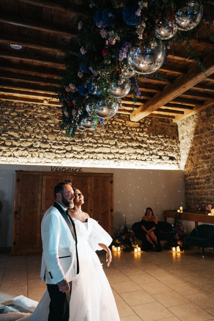 découverte de salle, plafond de fleurs décoration de salle, mariage haut de gamme, mariage américain, bride, groom