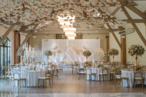 décoration féérique, beaucoup de fleurs, lieu d'exception, beaucoup bougies,