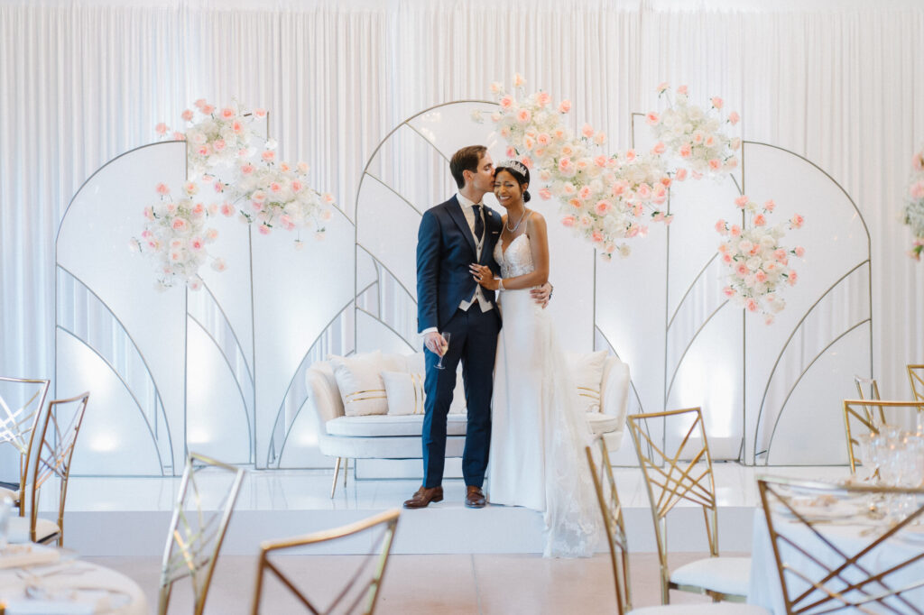 mariage mixte, décoration blanc et rose, mariage dans un château, décoratrice et fleuriste.