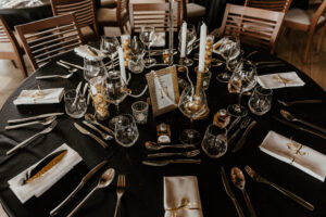 décoration table noir et or théme année 20 gatsby, vintage