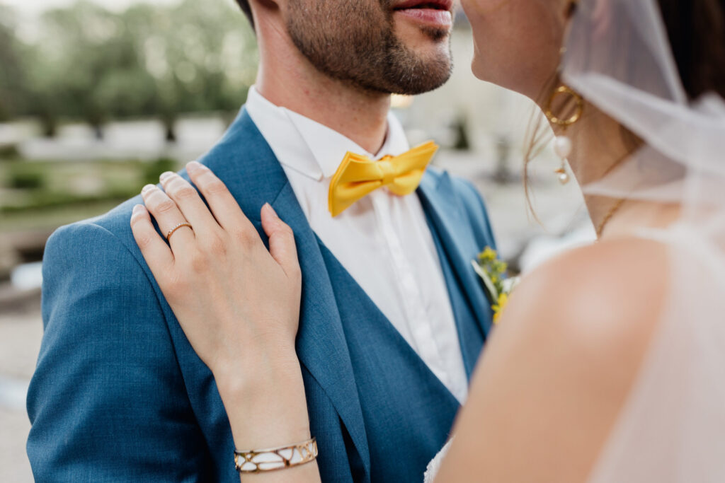 détails, noeud papillon, jaune, costume bleu, robe blanche, mariés, mariage