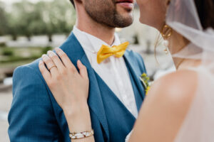 détails, noeud papillon, jaune, costume bleu, robe blanche, mariés, mariage