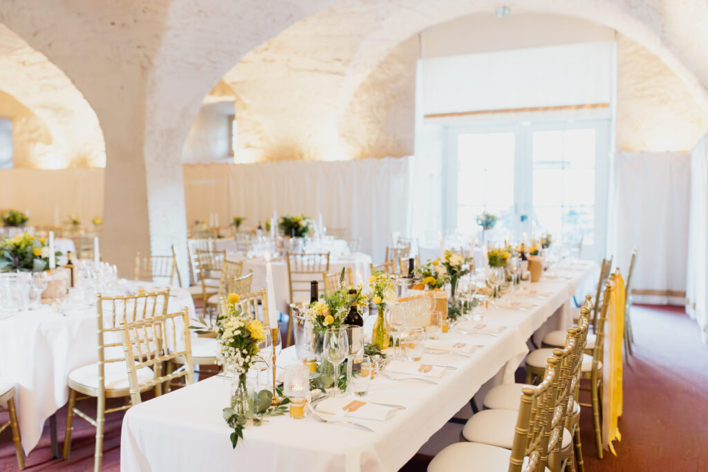 mariage, jaune, miel, décoration, tables, fleurs, salle de réception