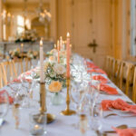 décoration table de mariage, serviettes colorées, tons pêche, mariage dans un château