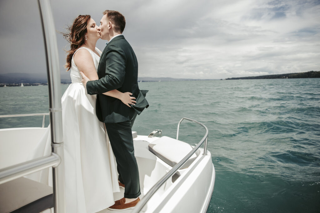 Mariée sur un bateau mariage lac mariée robe de mariée mariage sur bateau