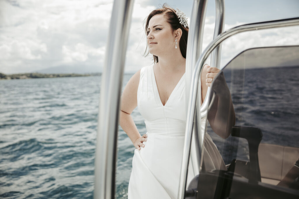 Mariée sur un bateau, mariage lac, mariée, robe de mariée, mariage sur bateau, arrivée des mariés sur la loire