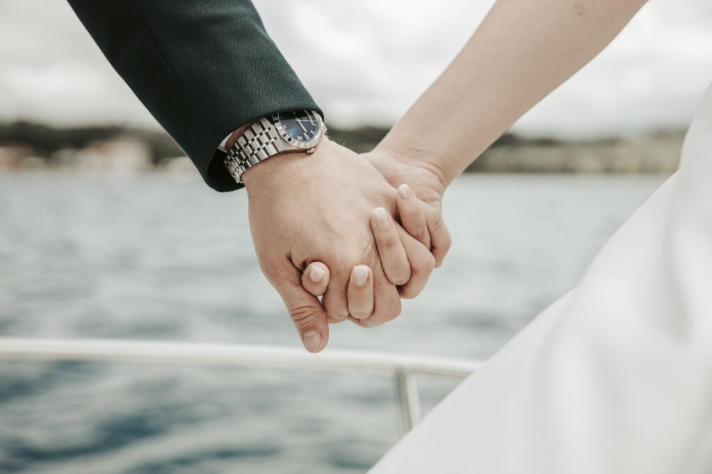 Mariée sur un bateau ,mariage lac, mariés, robe de mariée, mariage sur bateau, arrivée des mariés sur la loire