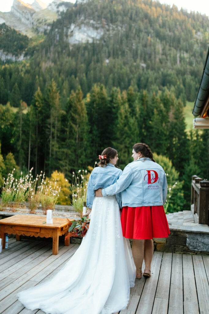 mariée, red dress, robe blanche, mariage, veste en jean, wedding planner,