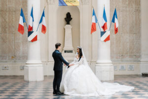 mariage dans une mairie, drapeau français, robe de princesse, costume élégant