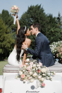 mariés mixte, beaucoup de fleurs, assis sur une voiture, lieu dans le sud de la france