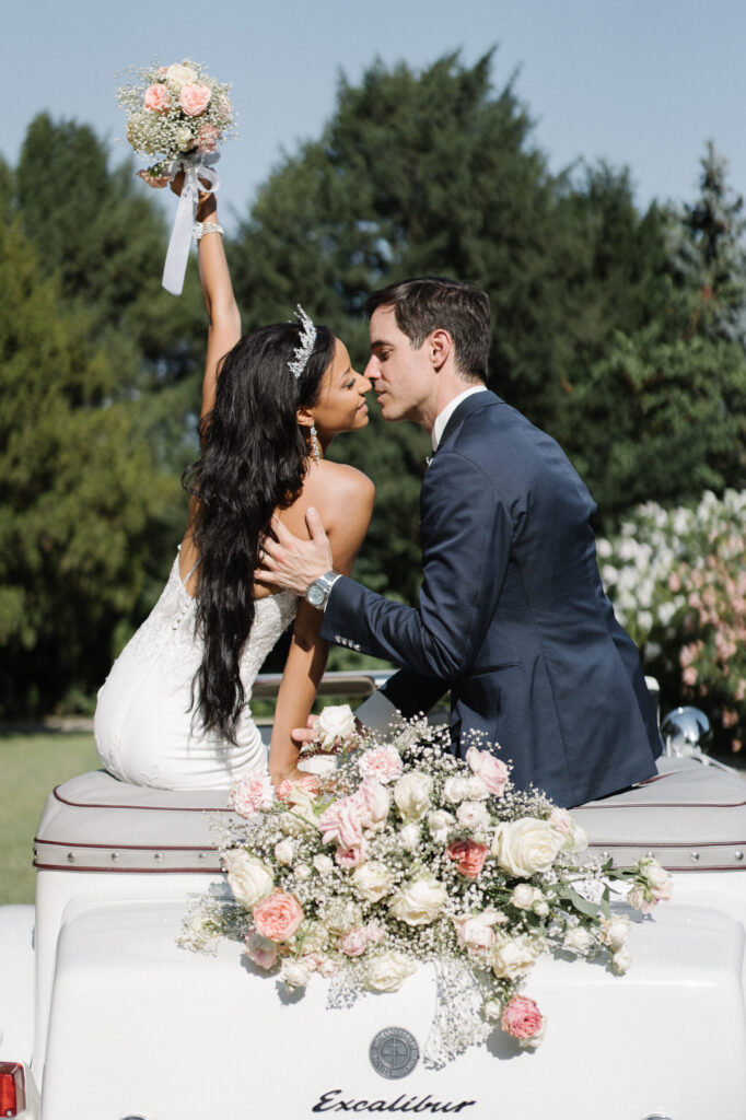 mariés mixte, beaucoup de fleurs, assis sur une voiture, lieu dans le sud de la france