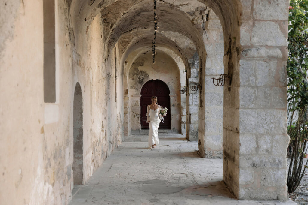 château, wedding planner toulouse, robe de mariée, mariée, bouquet, arches