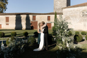 cérémonie laïque, château, wedding planner toulouse, arche, fleurs, baiser, officiant