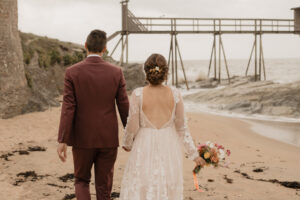 mariage sur la plage, mariés, sable, mer