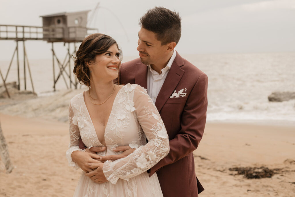 mariés, couple, séance couple, robe blanche, costume, plage, mer