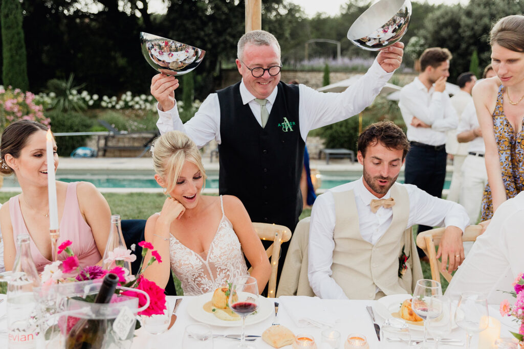 traiteurs de qualité, repas sous cloche, mariage avec fleurs camaïeux de rose, sud de la france, piscine
