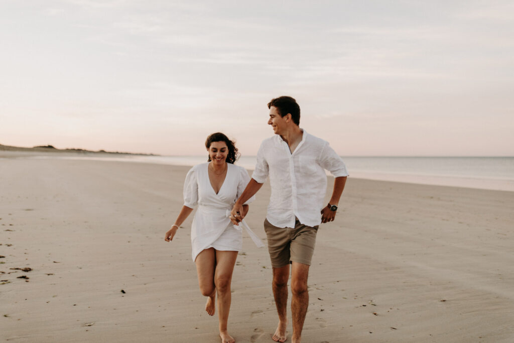 séance d'engagement des mariés à la plage