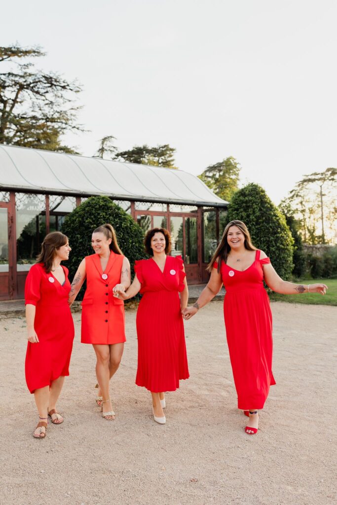 wedding planner, red dress, équipe du jour-j mariage en équipe, wedding planner en rouge, rouge, robe rouge