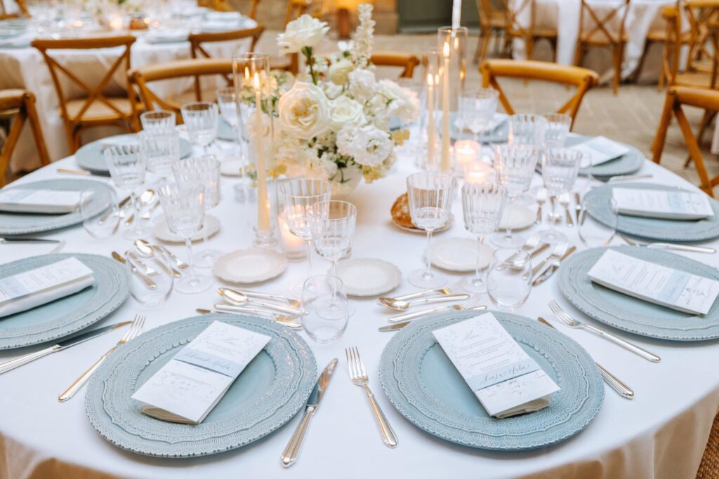 table blanc et bleu, détail de table, décoration de table, détail verre et vaisselles